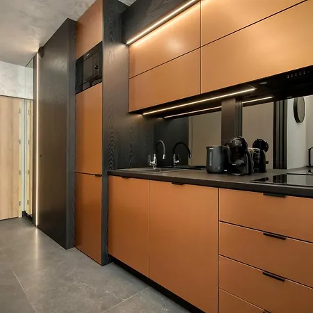 Elegant Close To River With Air Conditioning By Renters Prestige